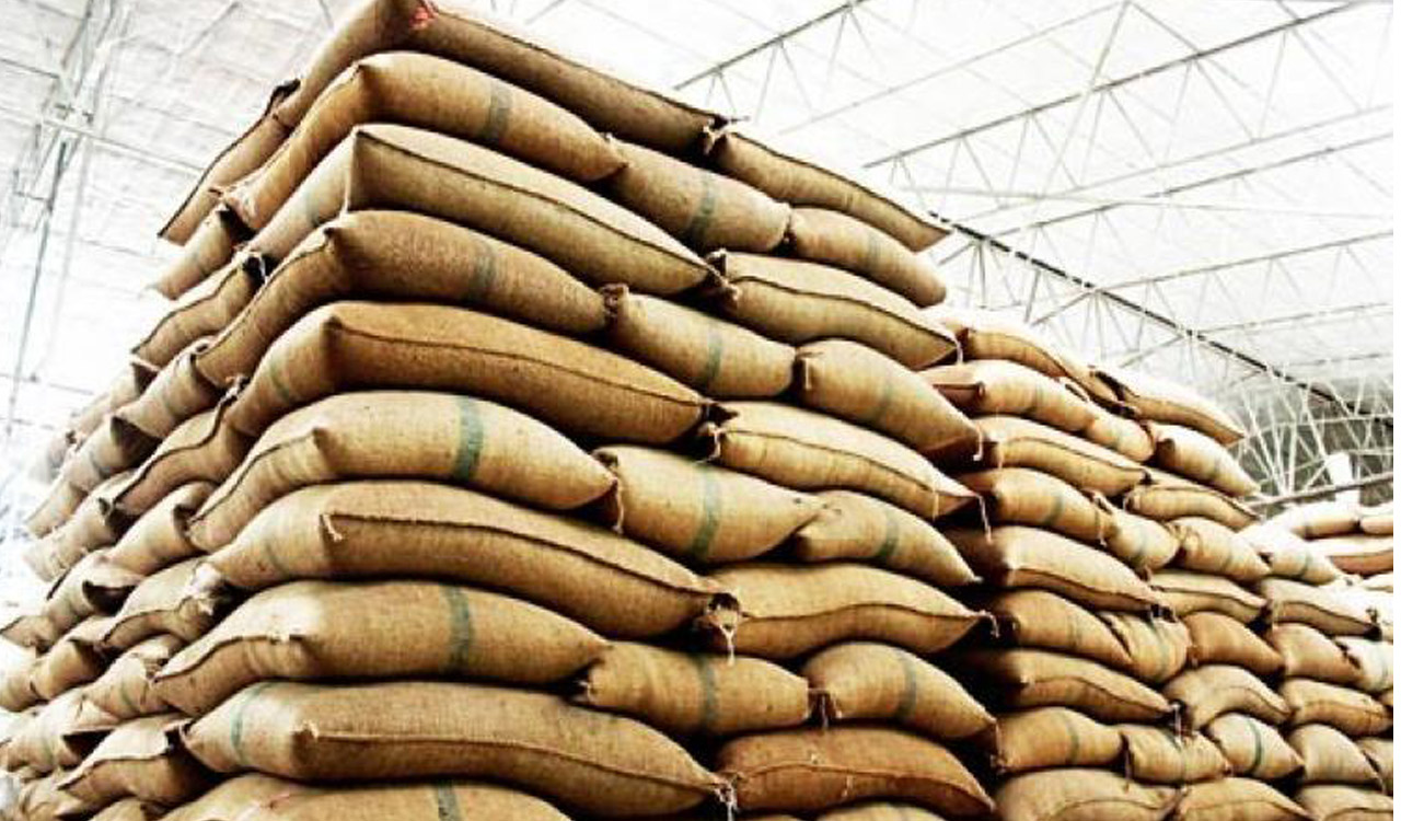 Telangana-farmers-fear-urea-shortages-amid-brisk-Kharif-preparations