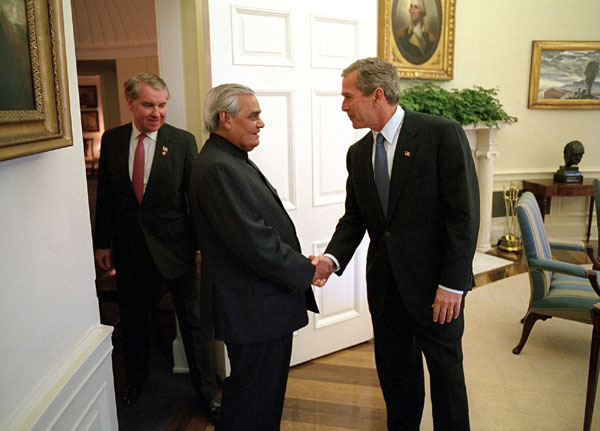 U.S._President_George_W._Bush_welcomes_Prime_Minister_Atal_Bihari_Vajpayee_of_India_to_the_Oval_Office_2001