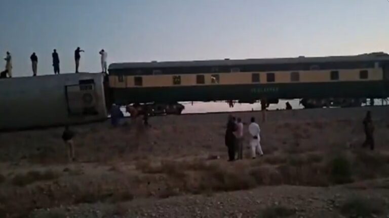 pakistan-s-jaffar-express-derails-in-balochistan-s-mastung-after-powerful-blast-1758644104407-16_9