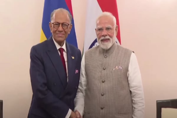 pm-modi-holds-bilateral-talks-with-mauritius-pm-ramgoolam-in-varanasi